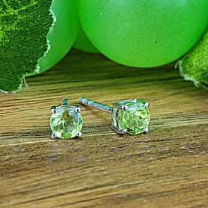 Peridot Round Faceted Stud Earring in Sterling Silver